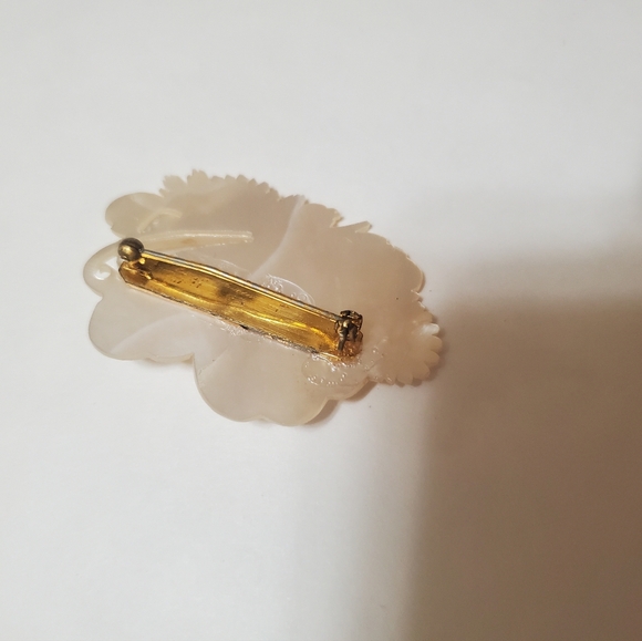 Vintage Mother Of Pearl Butterfly Pin - Picture 4 of 4